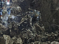 重庆彭水山体崩塌灾害救援现场发现失联客运中巴车残骸