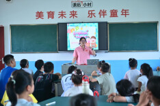 软件学院“数智青耘”社会实践团赴醴陵市板杉镇开展AI趣味英语公益教学