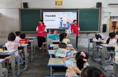 南华学子深入鸡笼村开展暑期安全教育