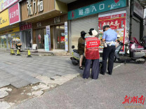 楠竹山镇：戴盔劝导首违不罚 柔性执法有温度