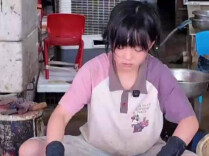 芙蓉国评论 | 11岁女孩练就杀鱼“绝活”，照见烟火气里长出的少年担当