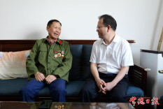 周振宇“八一”前夕慰问退伍老兵