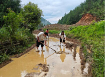 积水堵路不堵心 干群携手畅通行—— 洞口县石柱镇全力排涝清淤保障群众出行