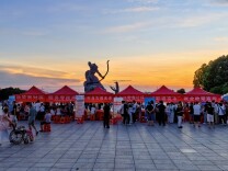 人社政策赶“夜市” 晚间服务“不打烊”