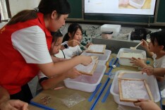 南华大学非遗手工小队开展花草纸美育支教