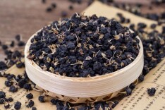 “花青素之王”不是蓝莓，竟是它！每天用它泡水喝，养好肝肾，气色也好了~