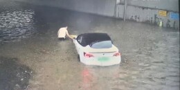 不听劝阻硬闯积水区！北京多辆车被困
