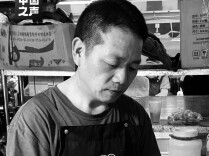 煎饼叔叔去世，家属感谢帮助；此前整条小吃街为他更换收款码感动全网