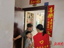 长沙桃阳社区：敲门入户查隐患 志愿同行护安康
