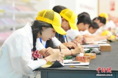 以字为媒 海外华裔青少年在长沙“刻”下自己的姓
