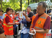 长沙白沙井社区“酷暑送清凉”志愿暖人心，致敬高温下的坚守