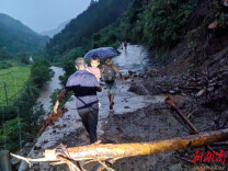永顺县青坪镇风雨中紧急转移166名群众