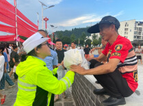 借力乡村篮球赛 筑牢农村安全线