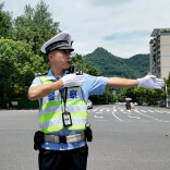 致敬高温下的劳动者｜高温“烤”验，他站成“焦”警