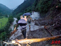 永顺县青坪镇风雨中紧急转移166名群众
