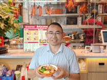 一位语文教师的“湘味”烧腊突围战