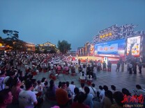 穿紫河畔声浪阵阵 常德河街“第二现场”助威湘超
