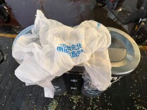 请别随意丢弃！北京地铁免费送的新款雨衣可重复使用