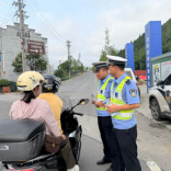 荧光绿守护赶秋节 花垣公安交警全力护航边城景区道路交通