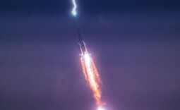 火箭被闪电击中为什么安然无恙？长征三号乙顶雨发射，现场震撼！