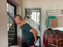 暖心帮扶显担当 村干部接力护送高龄残疾老人办理残疾证