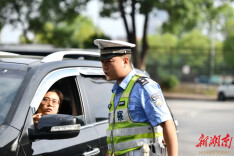 战高温、保畅通！湘潭岳塘交警全力守护群众平安出行