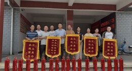 锦旗致谢凝暖意！湖南新宁马头桥镇：干群向“险”逆行护安宁