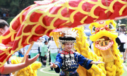 组图 | 人潮如海挤爆边城茶峒！2026苗族赶秋现场有多热闹？