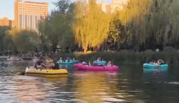 泛舟、游泳、赏夕阳 北京亮马河亲水运动“圈粉”无数