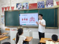 南华大学“春晖医路 湘韵暖行”服务队开展科普实践