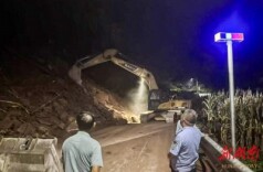 10小时清理完山体滑坡抢通国道