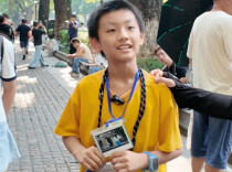 “小孩哥”暑假为游客拍照：懂需求、能出片