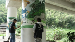 青春执画笔 乡景入墙来！靖州学子巧手点亮乡村风貌