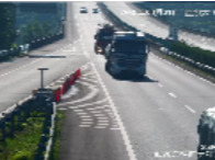 吓出冷汗！皮卡车高速路上强行加塞变道，差点跟重型搅拌车相撞