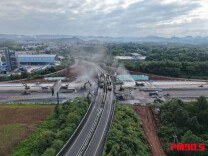 郴州这一跨主线老桥成功拆除！