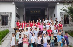 南华学子带领乡村儿童上一堂行走的礼仪课