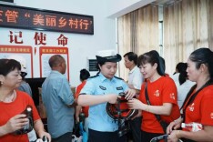 冷水江公安交管走进中连乡诚意村开展“美丽乡村行”交通安全巡回宣讲活动