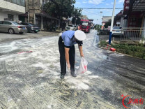 猪油洒路险象生，交警秒变
