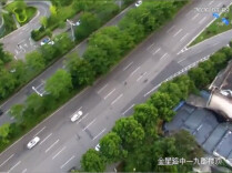 惊险！七旬老人走失误入车流，警民暖心救助