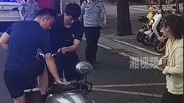 狂风断枝砸倒母子，下一秒消防员和民警都来了