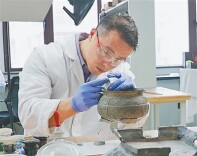 “文物医生”唤醒青铜古韵