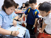 岳塘区曙光社区公益美术课堂点亮孩子多彩暑假
