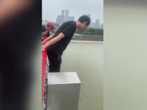 三年前跳桥救人的彭清林，这次救回了自己的同行