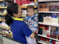 周末·悦读丨“孩子放这儿，安心送完再来接”，台风天女外卖员半路把1岁娃托给街边超市