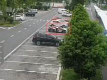 顺风车司机开到服务区后离车“失联”，17岁女孩被锁车内遭烈日持续暴晒，情绪濒临崩溃向家人求救，大家找到车主时其正埋头休息
