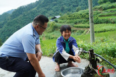 两任包村民警的“引水记”