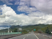 央视财经曝光暑期游乱象：999元低价游，一段行程更换5家旅行社