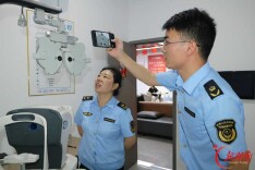 你戴的“美瞳”安全吗？娄星区严查眼镜店医疗器械安全隐患