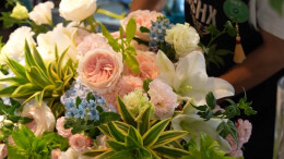 七夕将至：花卉市场里花香满满，一束花藏着满满心意