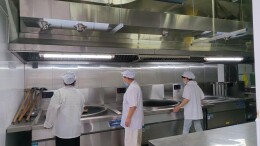 石门五小：后厨装上了“大空调” 餐具住进了“桑拿房”